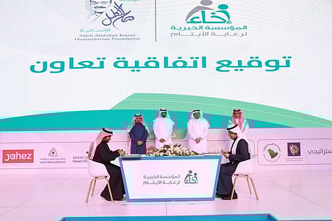 وزير الموارد البشرية يرعى حفل "إخاء" السنوي ويُكرّم المتفوقين