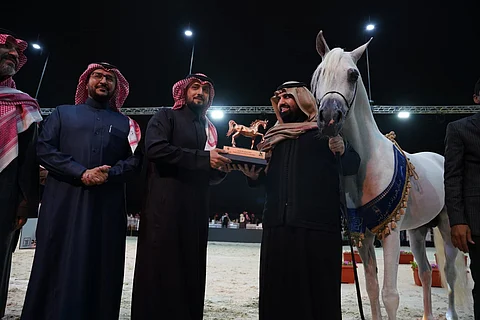 رئيس "اتحاد الفروسية" يُتوجُ الفائزين في بطولة العرب لجمال الخيل العربية الأصيلة
