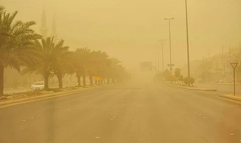 "الأرصاد" يُنبِّه المدينة المنورة: أتربة مثارة وتدنٍّ في الرؤية على الحناكية والمهد