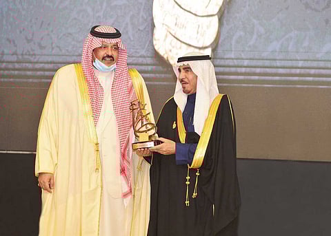 "العثيم" يشكر أمير حائل لمنحه جائزة بصمة فرع "عطاء"