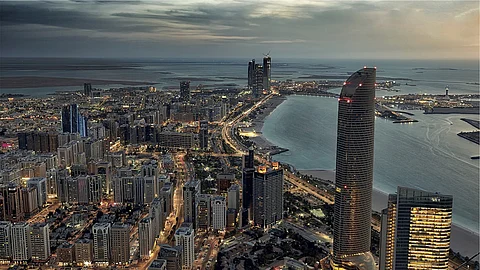 بعد عودة تفشي كورونا عالميًّا.. أبو ظبي تفرض إجراءات دخول جديدة