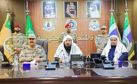 "السديس" يزور الجنود المرابطين على الحدود ويشيد بدورهم البطولي