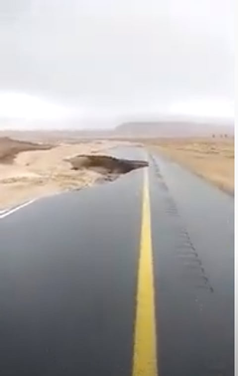 بالفيديو.. طريق "الهوج- تيماء- العسافية" ينهار بفعل السيول ويغلق احترازيًّا