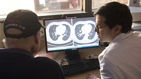 بالرقبة والوجه والأذنين.. الكشف عن أعراض سرطانية يمكن علاجها بسهولة