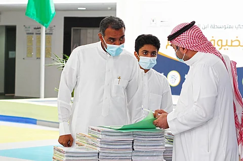 الطلاب وأولياء الأمور يتفاعلون مع قرار عودة الدراسة حضوريًّا