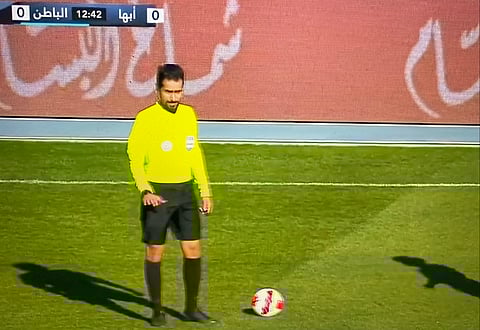 عند الدقيقة 13 من زمن الشوط الأول.. حكم لقاء أبها والباطن يسقط أرضًا