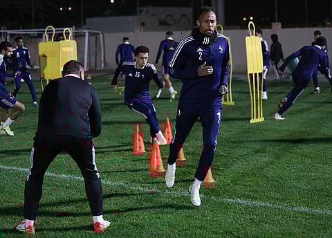 "الدبل " يحفز اللاعبين قبل التدريب .. "الاتفاق " يكمل جاهزيته للقاء "أبها "