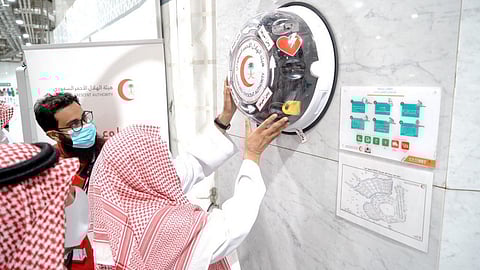 الهلال الأحمر ينقذ مريضًا أربعينيًّا توقَّف قلبه بالحرم المكي