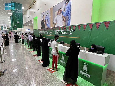 كيف نجحت المملكة في تجنُّب الإغلاقات رغم شراسة متحورات "كورونا"؟