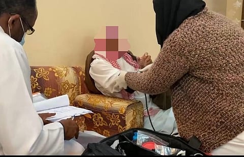 شاهد.. فرق طبية تتحدى "التضاريس والطقس" لخدمة المرضى في منازلهم بالطائف