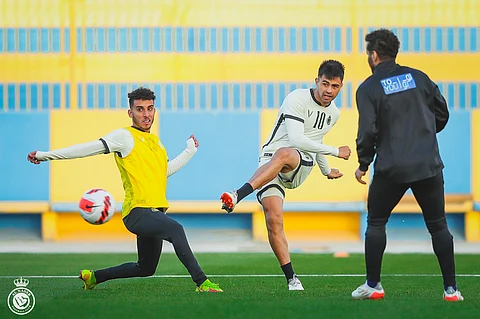 "النصر" يفتح ملف مواجهة "الطائي".. و"ضاري" يعود