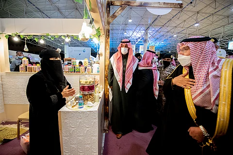 "أمير القصيم" يزور مهرجان "الكليجا" ويؤكد دعم وتمكين الأسر المنتجة