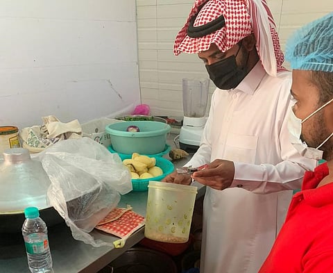 بلدية بارق تغلق 4 محال مخالفة وتكثف جولاتها على مراكز التسوُّق والمطاعم