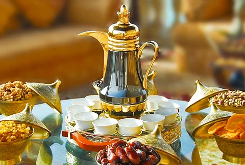 مع التمر والفواكه.. خبيرة: هذه فوائد شرب القهوة أثناء تناوُل الطعام