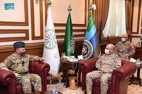 "رئيس هيئة الأركان" يلتقي كبير المستشارين العسكريين البريطانيين