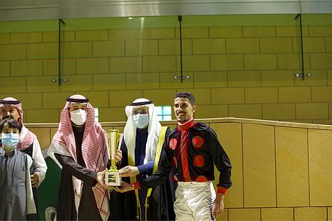 "الحارثي" يُتوِّج إسطبل "محمد بن سيف الدين" بكأس هيئة الإذاعة والتلفزيون