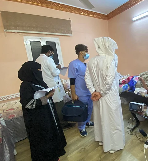 فقد ابنه قبل أيام.. فريق طبي بالعارضة يباشر حالة مسن طريح الفراش بمنزله قبل نقله