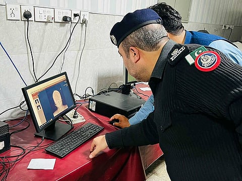 البحث عن مُعالج شَعبي دَقَّ رأس امرأةٍ حامل بمسمار لِتُنْجِبَ ذكرًا