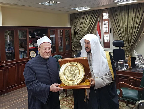 مفتي مصر يهدي وزير الشؤون الإسلامية "درع الإفتاء" تقديرًا لجهوده في نشر الوسطية والاعتدال