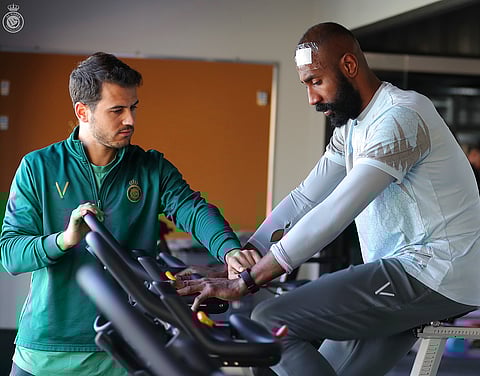 حارس مرمى النصر وليد عبدالله يطمئن الجماهير.. والفريق يعاود تدريباته