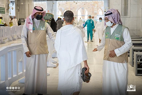 بالصور .. "خدمية المسجد الحرام" تكثف جهودها لتقديم أرقى الخدمات للمصلين والزوار