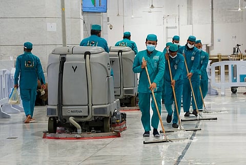 "شؤون الحرمين" تخصص مكنسة ذكية لتطهير سطح الكعبة المشرفة