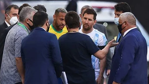 "فيفا" يصدر قراره تجاه موقعة البرازيل والأرجنتين