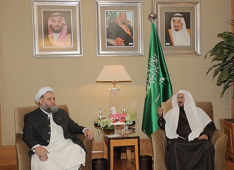 شاهد من القاهرة.. "آل الشيخ" يلتقي نظيره الباكستاني لبحث التعاون ويُهديه مصحفًا