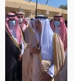 شاهد.. "الفيصل" يشير بيده على قلبه ردّاً على ترحيب أهالي المحافظات