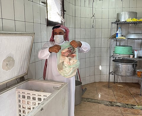 أمانة الطائف تكشف عن غرفة خلف مطعم لإعداد وتخزين الأطعمة الفاسدة بالسيل الكبير
