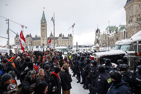 الوجه الخفي لدولة كبت الحريات: الديمقراطية الكندية.. كتم أفواه وبطش وإطاحة بأصحاب الآراء