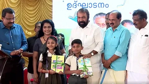പരീക്ഷ തീരും മുന്പെ അടുത്ത വര്ഷത്തെ പാഠപുസ്തക വിതരണം തുടങ്ങി; പുതുചരിത്രമെന്ന് വി ശിവന്കുട്ടി