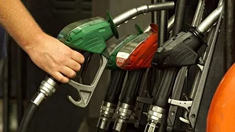 Delhi government stop fuel supply to old diesel and petrol vehicles