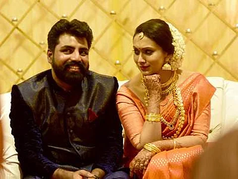 ആര് ജെ ഷാനും നടി പാര്വതിയും വിവാഹിതരായി