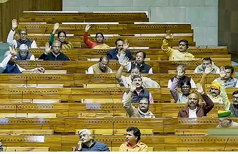 ശൈത്യകാല സമ്മേളനത്തില് പങ്കെടുക്കുന്ന ലോക്സഭാ എംപിമാര്/ പിടിഐ