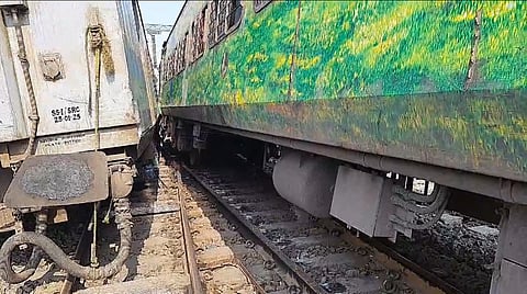 पद्मपुकुर में बेपटरी हुई ट्रेनें