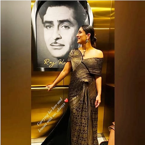 अभिनेत्री करीना कपूर खान, पृष्ठभूमि में अभिनेता राजकपूर की तस्वीर