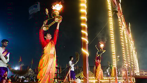 वाराणसी की विश्वप्रसिद्ध गंगा आरती का एक भव्य दृश्य।
