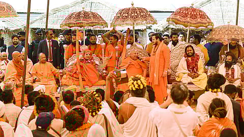 प्रयागराज में आयोजित धर्म सभा कार्यक्रम में पहुंचे सीएम योगी आदित्यनाथ।