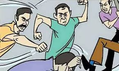 हॉर्न बजाने का विरोध करने पर किक बॉक्सिंग के नेशनल प्लेयर ने तीन लोगों पर बरसाये लात व घूंसे