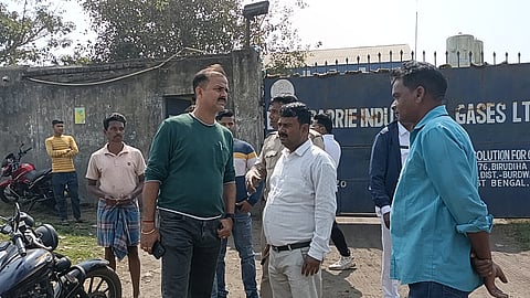 कारखाना के सामने हंगामा कर रहे लोगों को समझाते अधिकारी