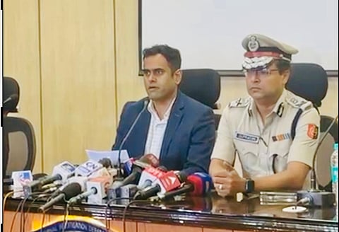 गुरुवार को संवाददाता सम्मेलन को संबोधित करते डीआीजी साइबर क्राइम विंग अमित कुमार राठौड़। साथ में हैं एडीजी साउथ बंगाल सुप्रतिम सरकार