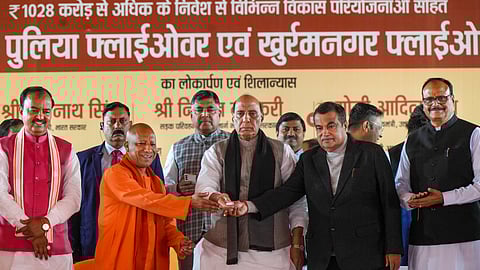 लखनऊ में 4 लेन के 2 प्रमुख फ्लाईओवरों का उद्घाटन करते रक्षा मंत्री राजनाथ सिंह, केंद्रीय सड़क परिवहन एवं राजमार्ग मंत्री नितिन गडकरी और सीएम योगी आदित्यनाथ