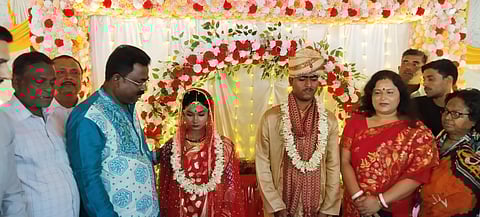 आईसी ने थाना परिसर में कराई मातृहीन व असहाय लड़की की शादी