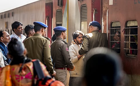 हादसे से सबक, चौकसी बरतते पुलिस कर्मी