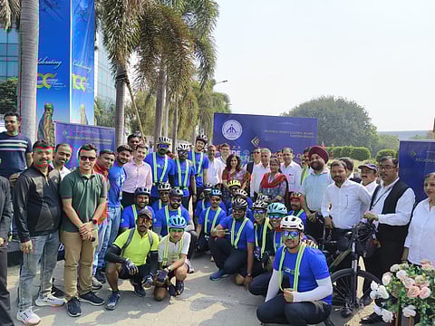 "ग्रीन राइड - ब्रीद क्लीन": का संदेश देते एएआई कर्मी