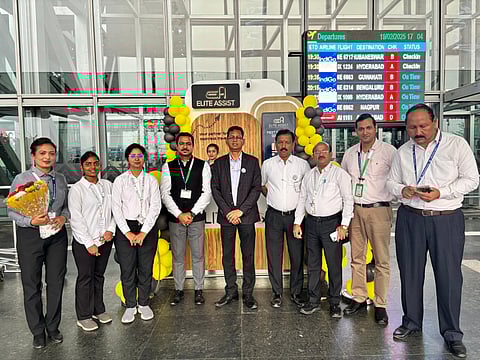 कोलकाता एयरपोर्ट के डायरेक्टर प्रवत रंजन बेउरिया व अन्य अधिकारी पेड मीट एंड ग्रीट सेवाओं की शुरुआत करते हुए