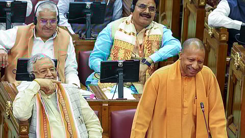 विधानसभा में बजट सत्र को संबोधित करते सीएम योगी आदित्यनाथ। साथ में हैं वित्त मंत्री सुरेश कुमार खन्ना एवं अन्य