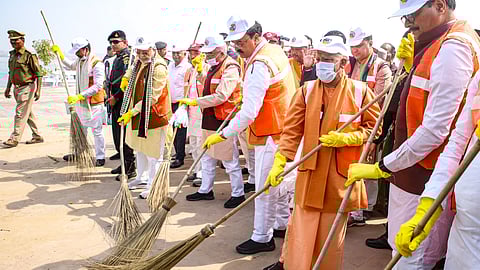 संगम के अरैल घाट पर झाडू लगाते सीएम योगी आदित्यनाथ। साथ में हैं डिप्टी सीएम ब्रजेश पाठक, केशव प्रसाद मौर्य एवं अन्य