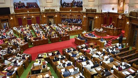 UP के विधानसभा में सदस्य ने थूका पान मसाला, जाने क्या है पूरा मामला